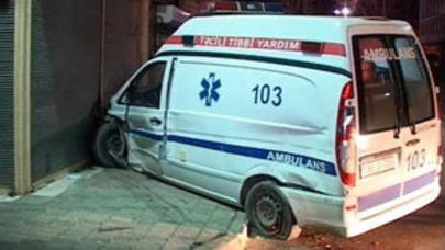 Bakıda xəstə aparan “təcili yardım” qəzaya düşdü